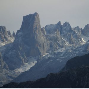 Vista del Naranjo de Bulnes, situado en los Picos de Europa, rodeado por otros picos de roca viva
