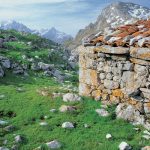 Vista parcial de una cabana de piedra situada en el Parque Nacional de los Picos de Europa