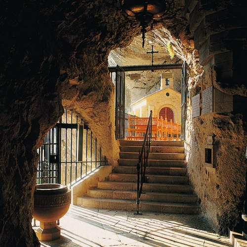 Vista de las escaleras que llevan a la Santa Cueva de Covadonga, en el Santuario del mismo nombre. Se puede ver la capilla y parte de los bancos