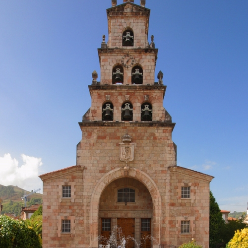 Vista parcial de la iglesia de Santa María, de Cangas de Onis, dónde se pueden apreciar sus seis campanas