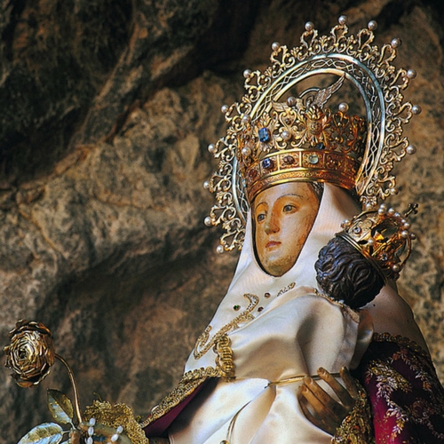Primer plano de la imagen de la Virgen de Covadonga, en su Santuario