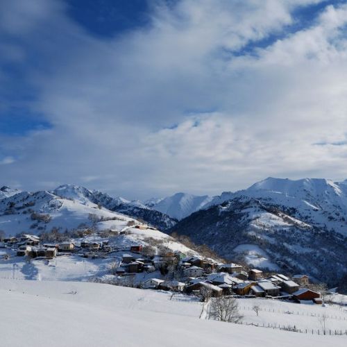 Vista de Demues, un pueblo enclavado en los Picos de Europa, cubierto por la nieve. Al fondo podemos ver Peña Santa.