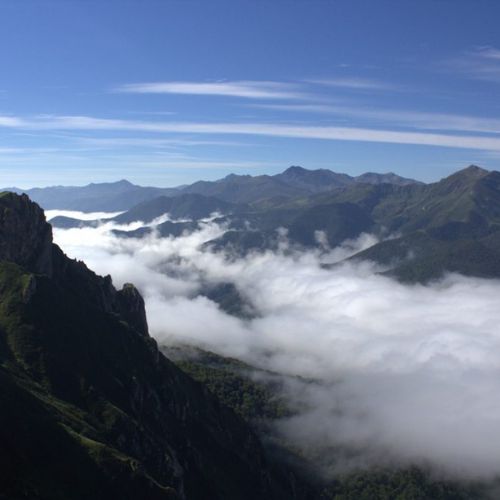 Vista de Fuente Dé, y de su entorno, cubierta por la niebla, bajo un cielo casi despejado