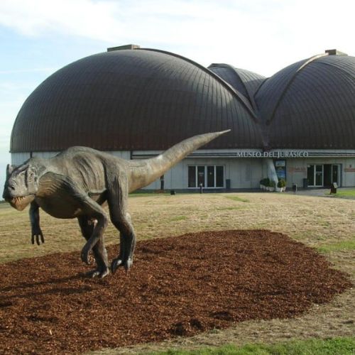 Vista del jardín del MUJA, dónde podemos ver al alosaurio y al fondo el propio museo