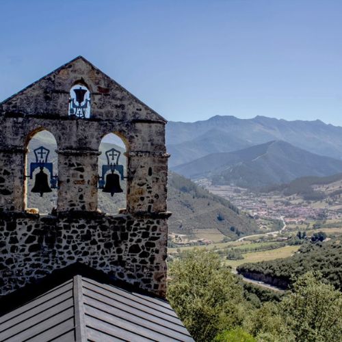 Vista parcial de Potes, desde la ermita de Santa Catalina. En primer plano tenemos el campanario de la misma.